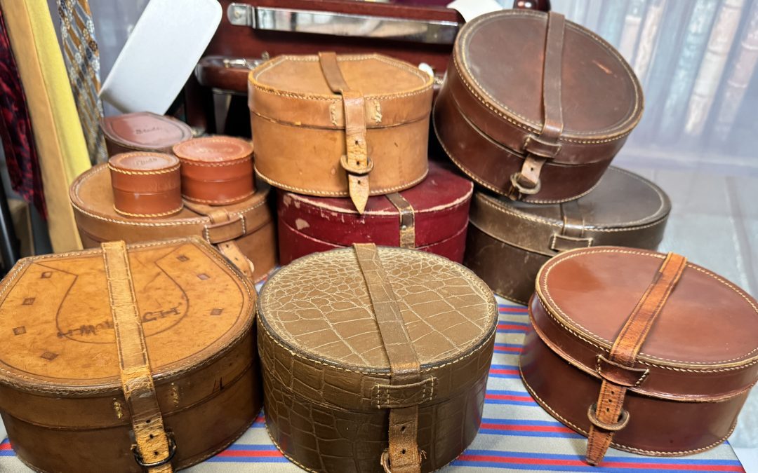 A Vintage Leather Collar Box. Storage for your Detachable Collars.  (CB9)