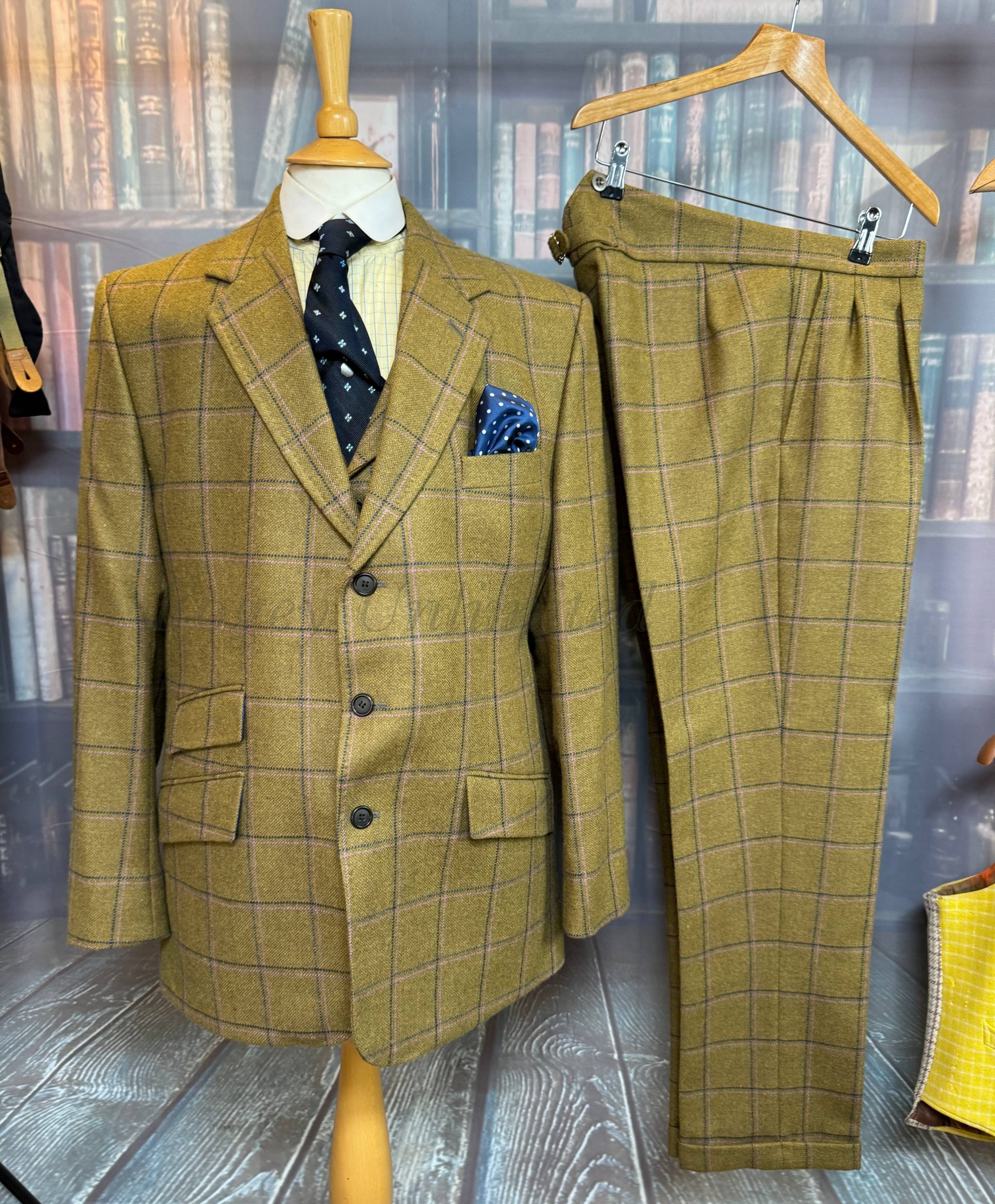 A Stunning Bespoke Thomas Crown 3 piece Tweed Suit Chest 40