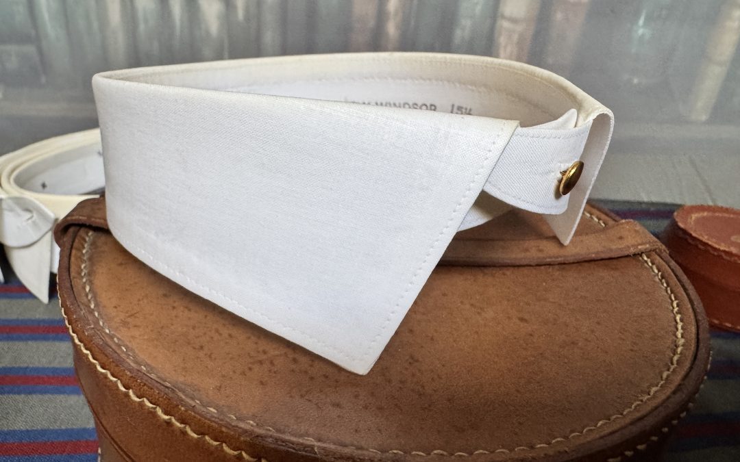 Brand New Old Store stock Starched Stiff Detachable Collar. Style New Windsor. Size 15 1/2″